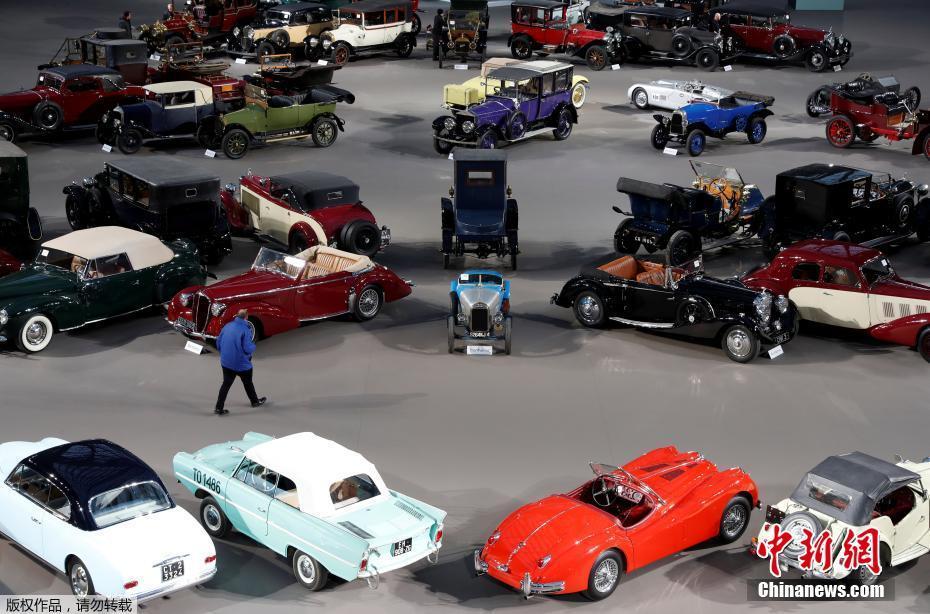 巴黎举行古董车展 经典老爷车组豪华阵容进行拍卖