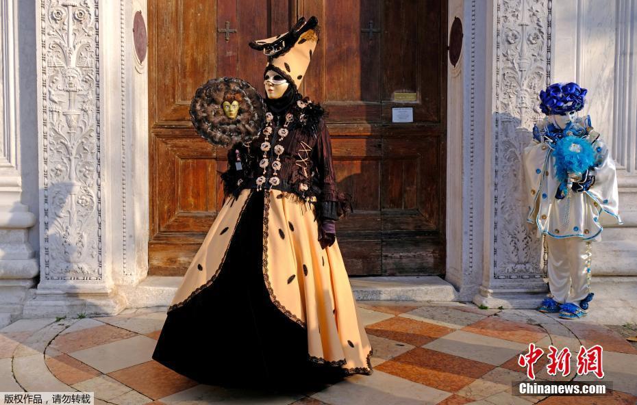 威尼斯狂欢节举行 复古装扮让人眼花缭乱