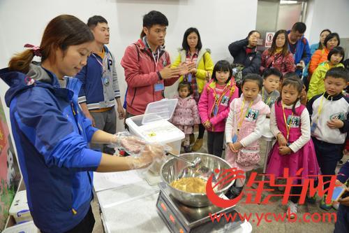 广州动物园熊猫馆正式向游客开放 广州动物园熊猫馆正式向游客开放