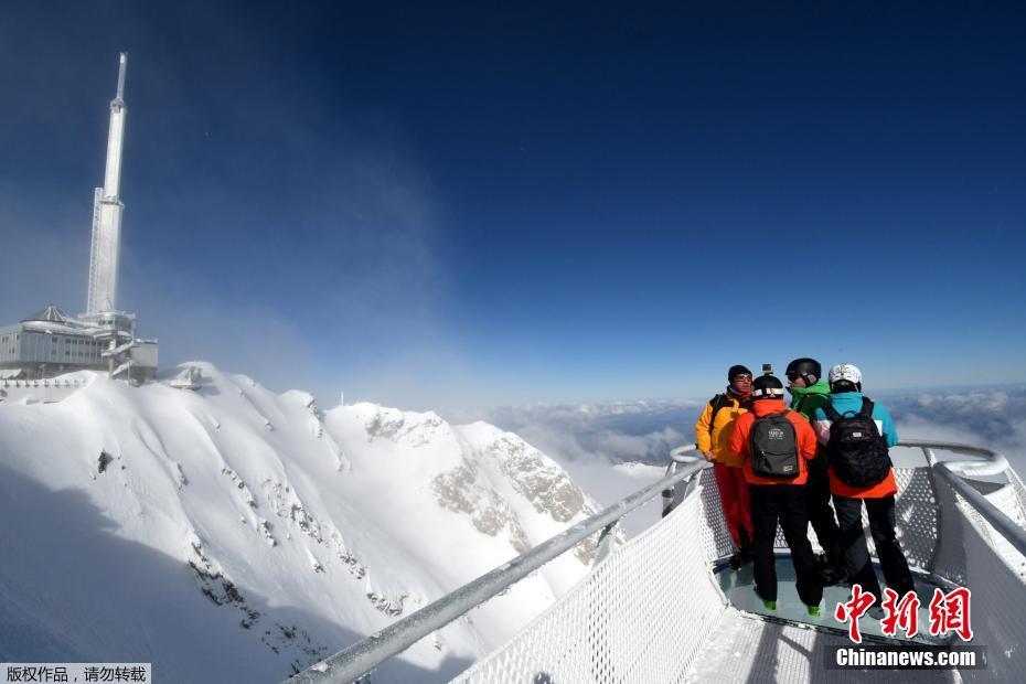 法国最高峰开放观光栈道 游客近3千米高空拍照