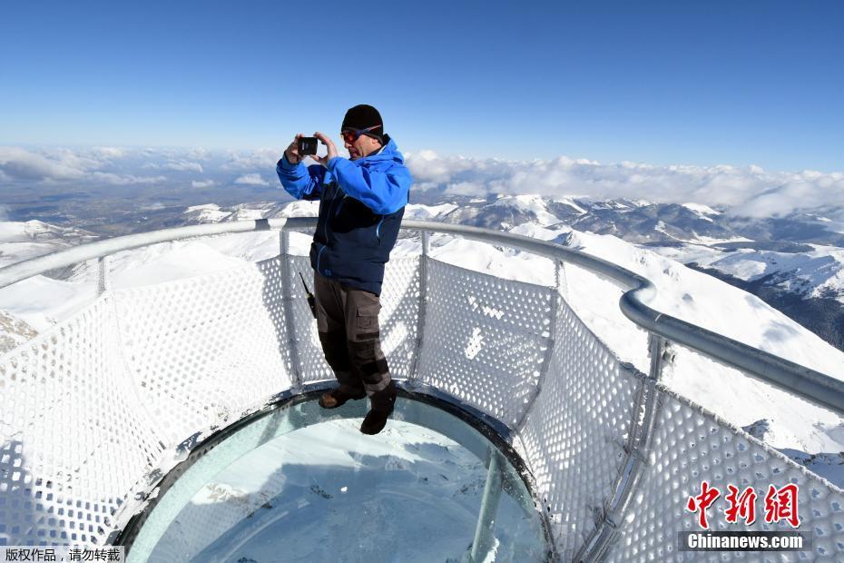 法国最高峰开放观光栈道 游客近3千米高空拍照
