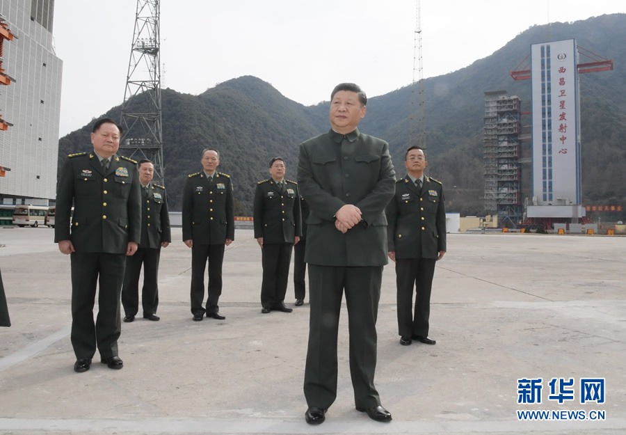 2月10日,中共中央总书记、国家主席、中央军委主席习近平来到驻四川部队某基地,深入发射工位和技术厂房,看望慰问部队官兵,代表党中央和中央军委,向全体解放军指战员、武警部队官兵、民兵预备役人员致以诚挚问候和新春祝福。这是习近平来到某基地发射场听取情况汇报。新华社记者 李刚 摄