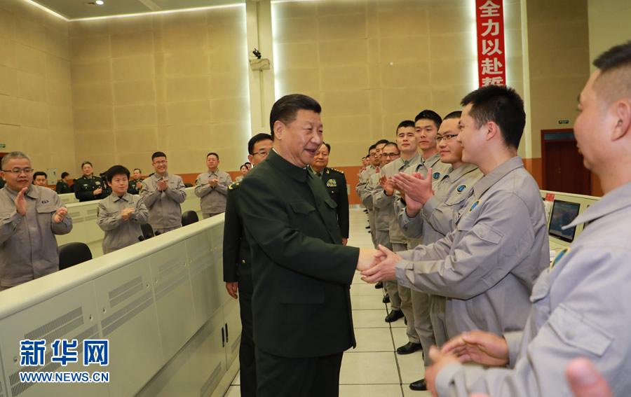 这是习近平同科技人员亲切交谈,询问他们的科研工作和齐乐娱乐情况。新华社记者李刚摄