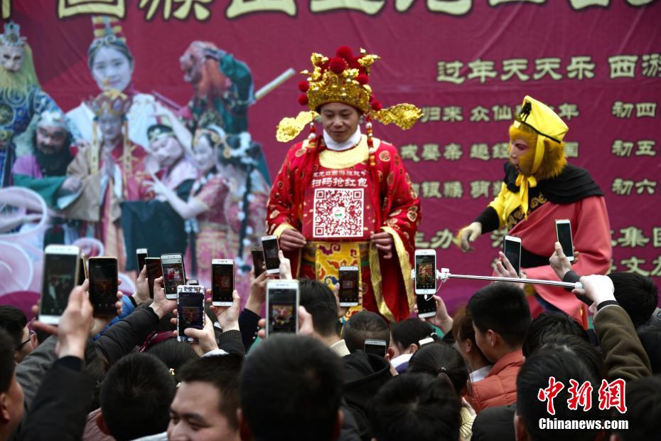 “财神”扫码送红包遭围堵 “丢盔弃甲”画面喜感