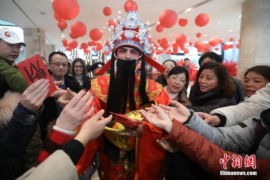 “财神”扫码送红包遭围堵 “丢盔弃甲”画面喜感