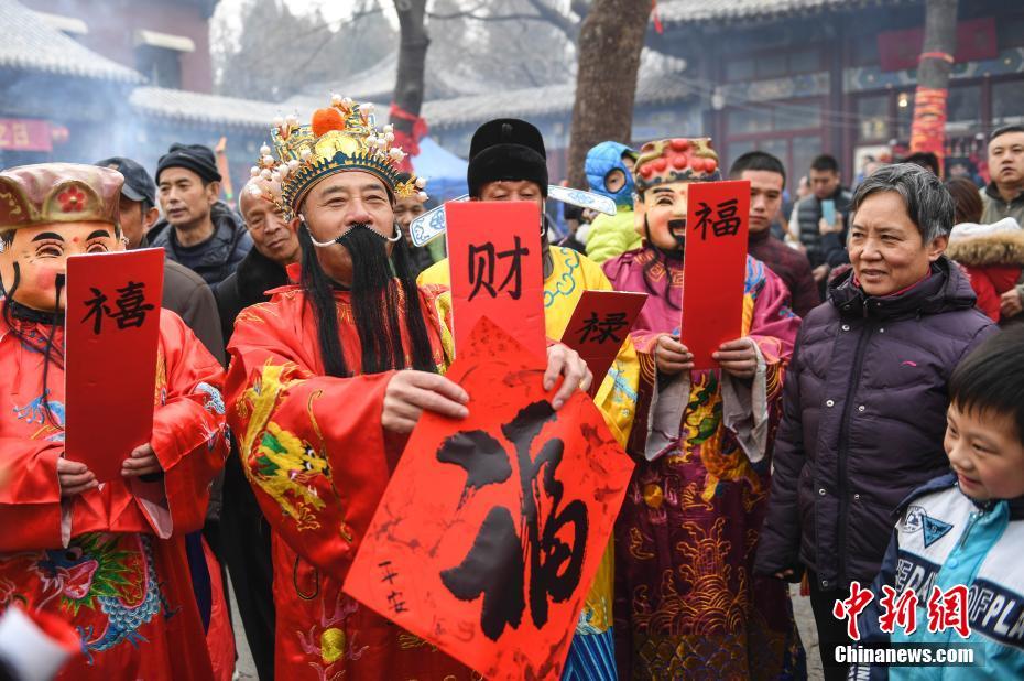 “财神”扫码送红包遭围堵 “丢盔弃甲”画面喜感