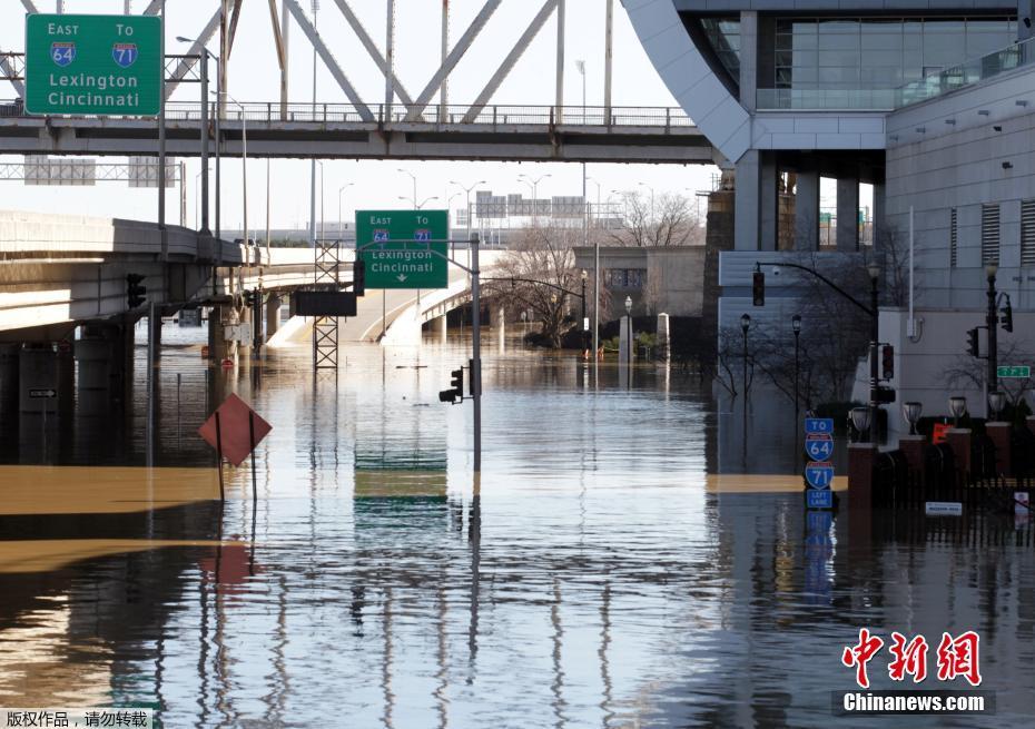 美国中东部数州遭遇极端天气 城市被淹