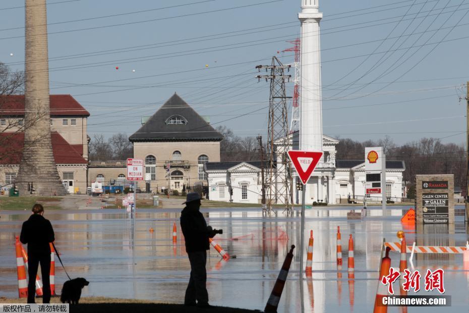 美国中东部数州遭遇极端天气 城市被淹