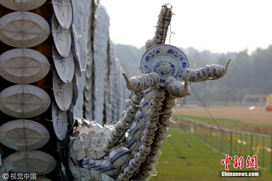 湖南现百米长“瓷器龙” 由30000个瓷器组成