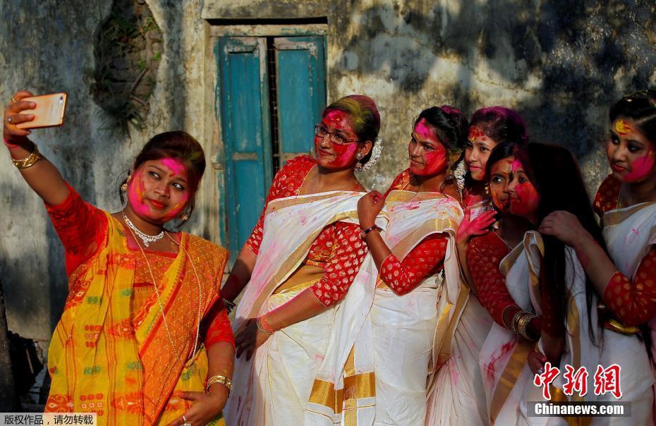 印度民众欢庆胡里节 多彩粉末抛洒出绚烂世界