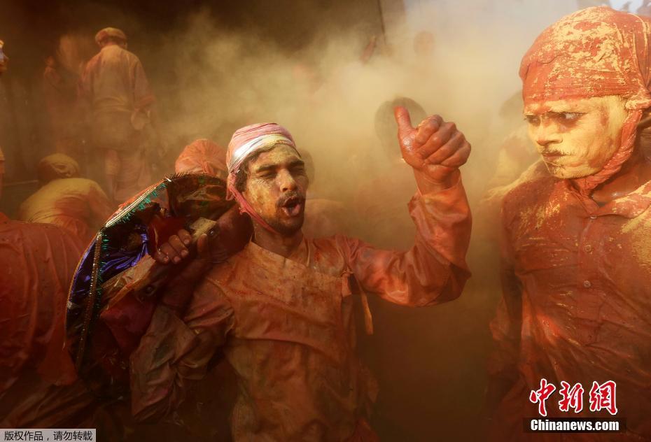 印度民众欢庆胡里节 多彩粉末抛洒出绚烂世界