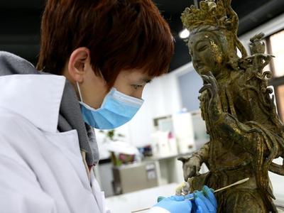  陕西历史博物馆的“文物医生” 对症下药呵护珍贵文物