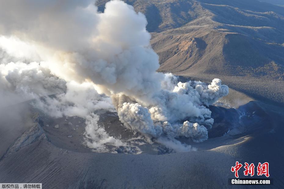 日本新燃岳火山喷发 烟尘高度超2000米