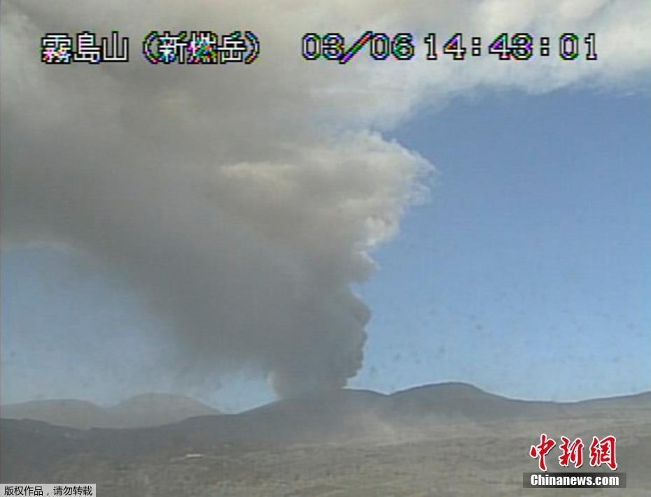 日本新燃岳火山喷发 烟尘高度超2000米