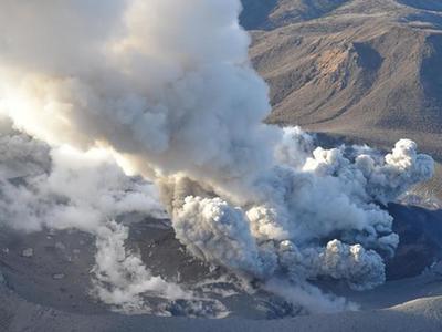  日本新燃岳火山喷发 烟尘高度超2000米