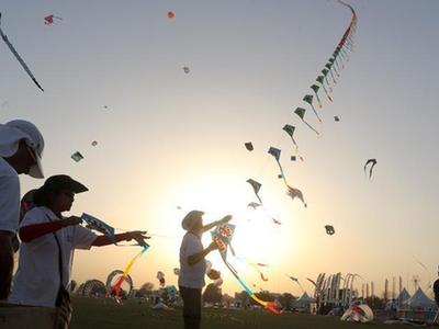  卡塔尔举办国际风筝节 造型玩出新“高度”