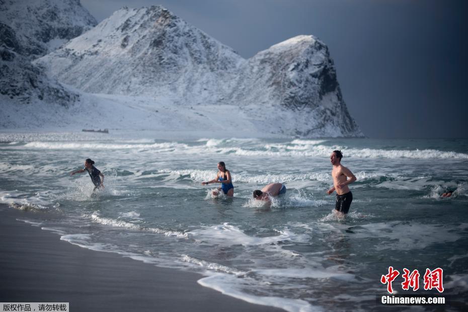 北极圈附近 游客冬泳挑战寒冷