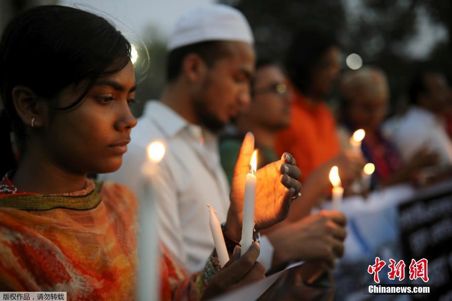 民众烛光悼念尼泊尔坠机事故遇难者