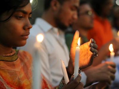  民众烛光悼念尼泊尔坠机事故遇难者