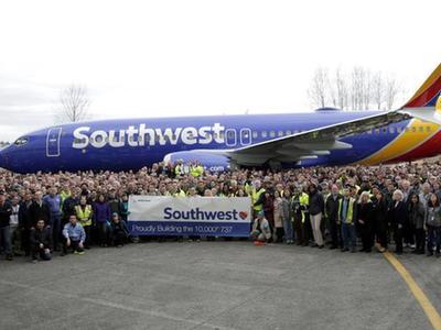  美国波音公司庆祝生产第10000架737客机 破世界纪录