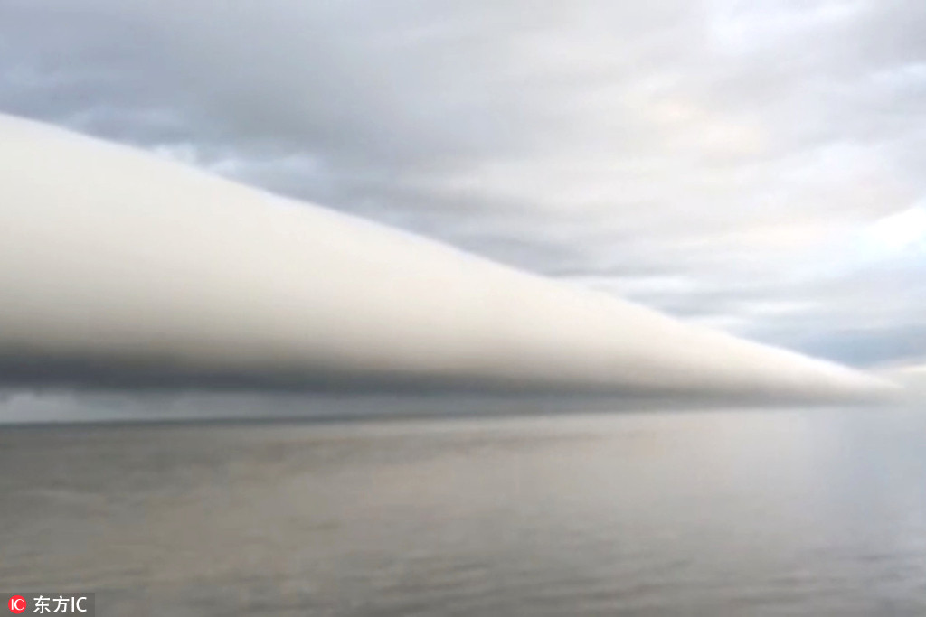 美国男子拍到罕见弧状云 似一个巨型卷轴悬于海上