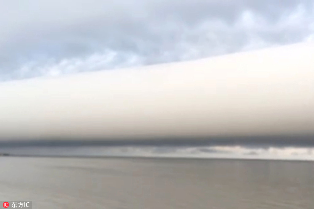 美国男子拍到罕见弧状云 似一个巨型卷轴悬于海上【2】