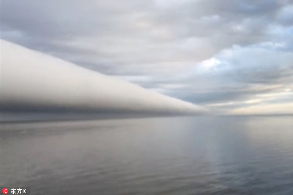 美国男子拍到罕见弧状云 似一个巨型卷轴悬于海上【3】