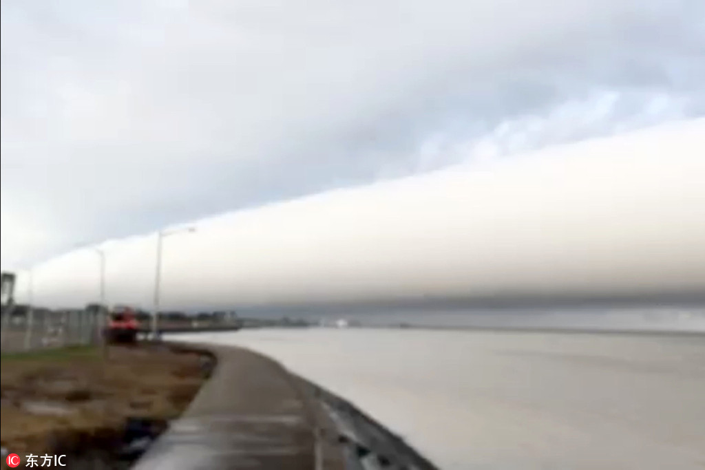 美国男子拍到罕见弧状云 似一个巨型卷轴悬于海上【4】