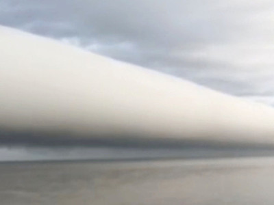  美国男子拍到罕见弧状云 似一个巨型卷轴悬于海上