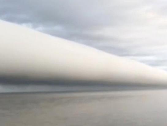  美国男子拍到罕见弧状云 似巨型卷轴悬于海上