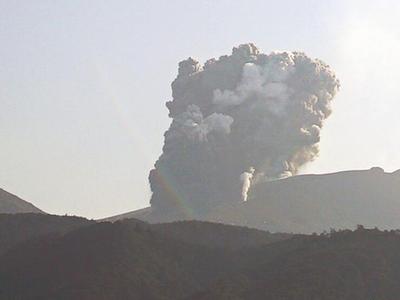  日本新燃岳火山再度喷发 浓烟高达3200米