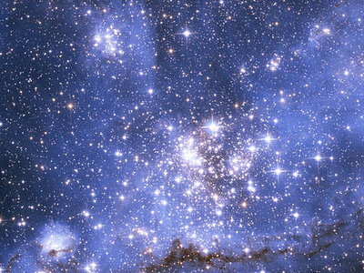  哈勃望远镜拍到“恒星摇篮” 新星被蓝雾包裹