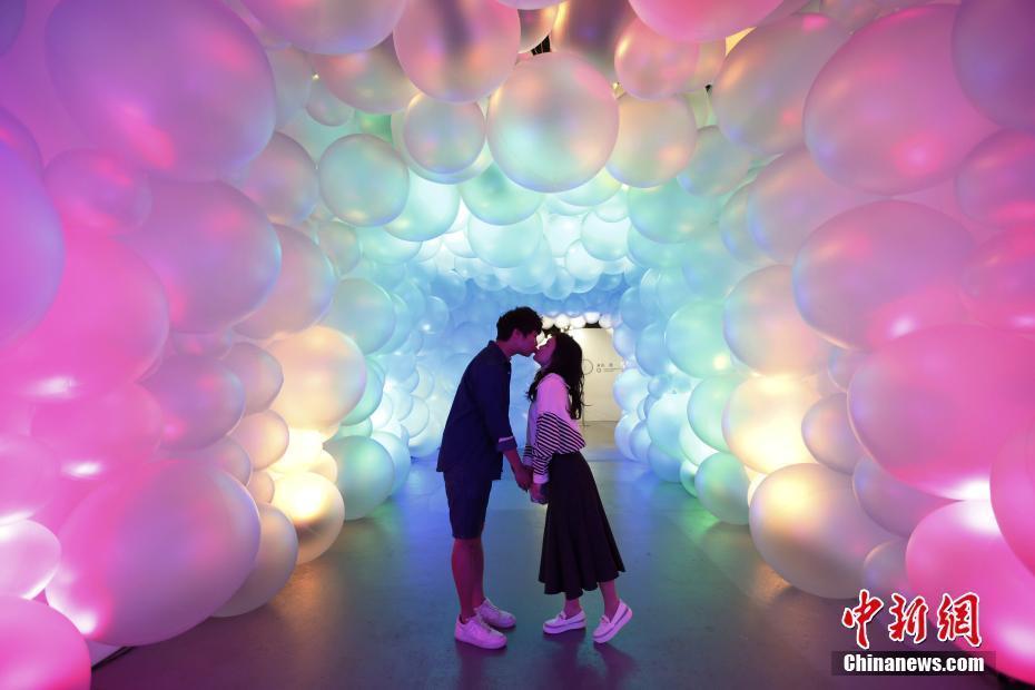 台北“色廊展”带领观众感觉色彩意象