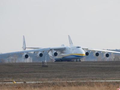  商业飞行首秀！世界最大飞机安-225乌克兰起飞