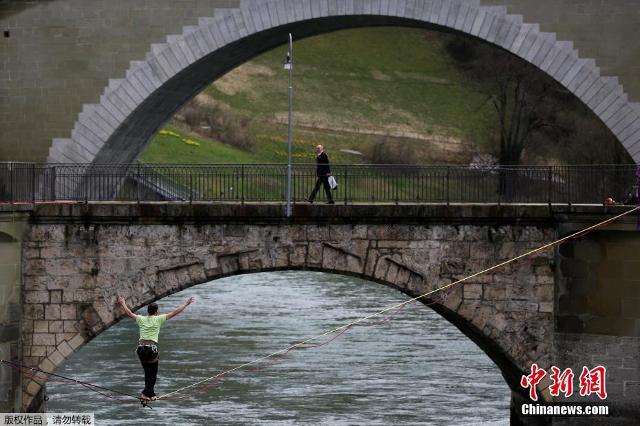 够刺激！男子横跨瑞士阿勒河走绳索引围观