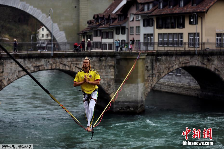 够刺激！男子横跨瑞士阿勒河走绳索引围观