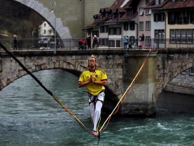  够刺激！男子横跨瑞士阿勒河走绳索引围观
