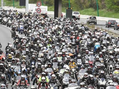  不满限速降低 法国数百摩托车手相约“暴走”