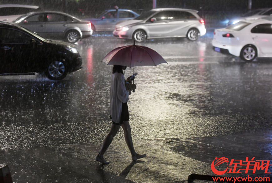 金羊网讯 5月2日晚,羊城暴雨来袭,行人猝不及防,狼狈出行.