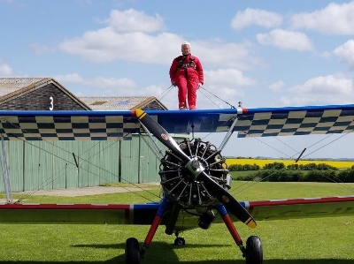  英国91岁奶奶爬上机翼 飞百米高空创纪录