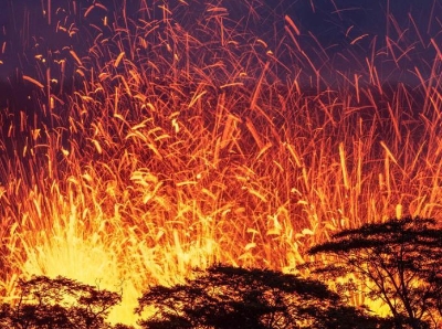  摄影师入禁区拍夏威夷火山喷发 熔岩喷涌火星四溅