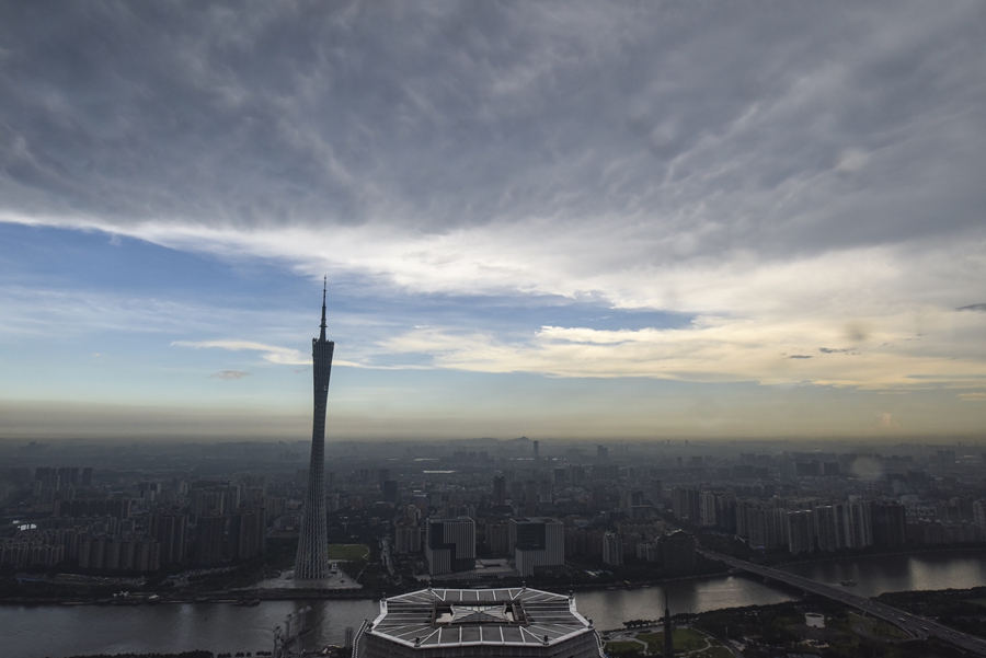 2018年5月27日下午，广州在数日暴晒后迎来一场大暴雨，在高空处可见广州塔往南上空从乌云密布到晴天重现 金羊网记者 宋金峪 摄