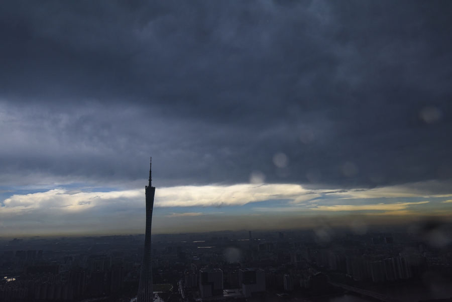 2018年5月27日下午，广州在数日暴晒后迎来一场大暴雨，在高空处可见广州塔往南上空从乌云密布到晴天重现 金羊网记者 宋金峪 摄