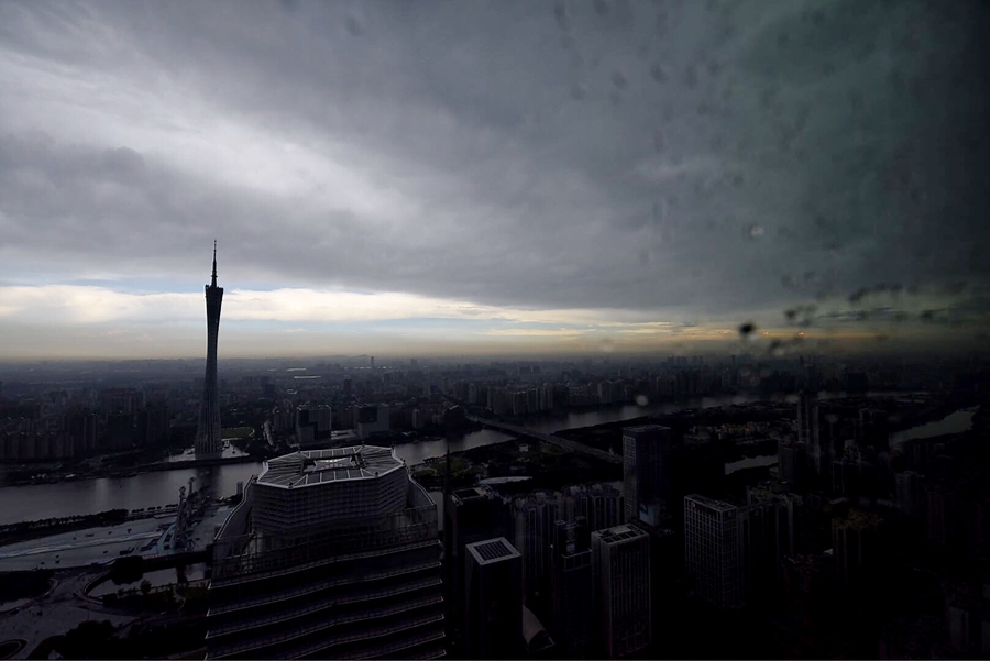 2018年5月27日下午，广州在数日暴晒后迎来一场大暴雨，在高空处可见广州塔往南上空从乌云密布到晴天重现 金羊网记者 宋金峪 摄