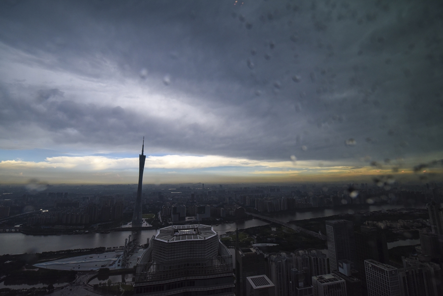 2018年5月27日下午，广州在数日暴晒后迎来一场大暴雨，在高空处可见广州塔往南上空从乌云密布到晴天重现 金羊网记者 宋金峪 摄