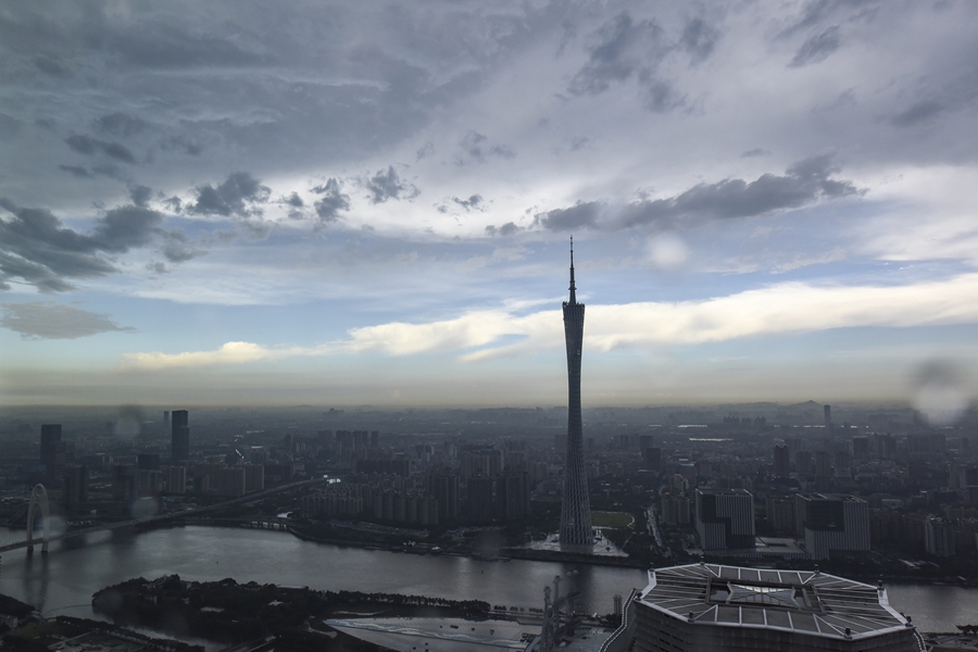 广州在数日暴晒后迎来一场大暴雨,在高空处可见广州塔往南上空从乌云