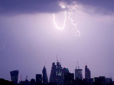  伦敦遭遇雷雨天气 闪电霹亮城市夜空