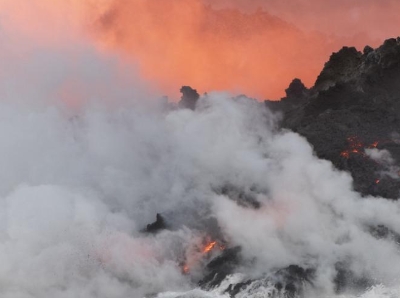  夏威夷火山岩浆流入大海 冷热反应激起滚滚烟雾