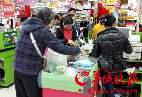 在广州一超市，顾客购物时使用塑料袋 张洋 摄 