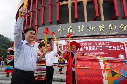 图为广东省文化厅厅长方健宏(左一)与嘉宾领导一起敲鼓启动活动。摄d.bmp 图为广东省文化厅厅长方健宏(左一)与嘉宾领导一起敲鼓启动活动。摄d.bmp